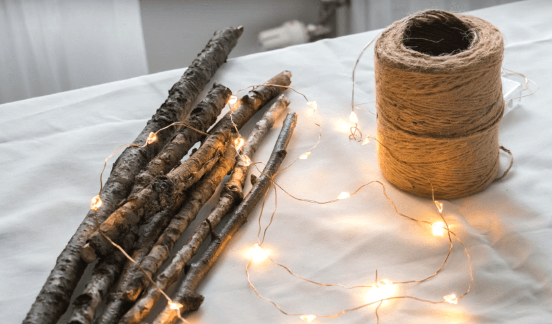 Van een paar oude takken kun je de mooiste kerstdecoratie van het jaar maken!
