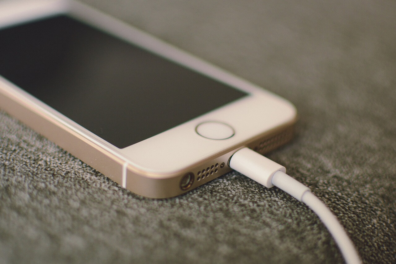 Het is echt levensgevaarlijk: om déze reden moet je je telefoon nooit opladen in bed!