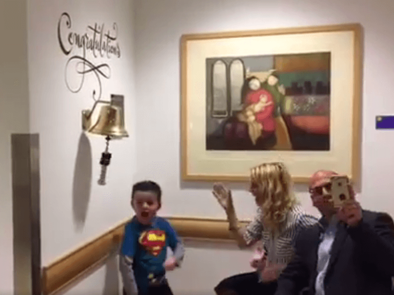Prachtig om te zien: kleine Jimmy (6) viert dansend zijn laatste chemokuur!