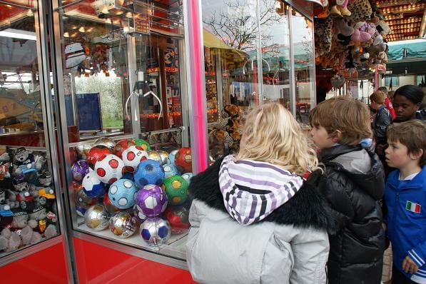 Aha... Dus hier ligt het aan! DIT is de reden waarom je bijna nooit iets wint met een grijpmachine!