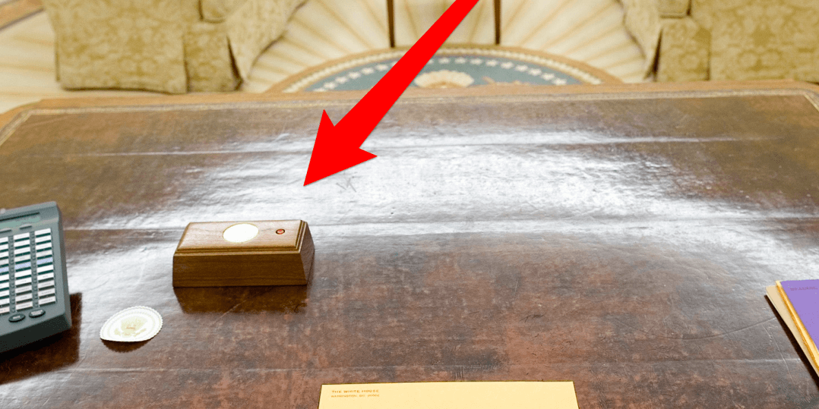 Heb je die rode knop op het bureau van president Trump wel eens gezien? HIER is 'ie voor...