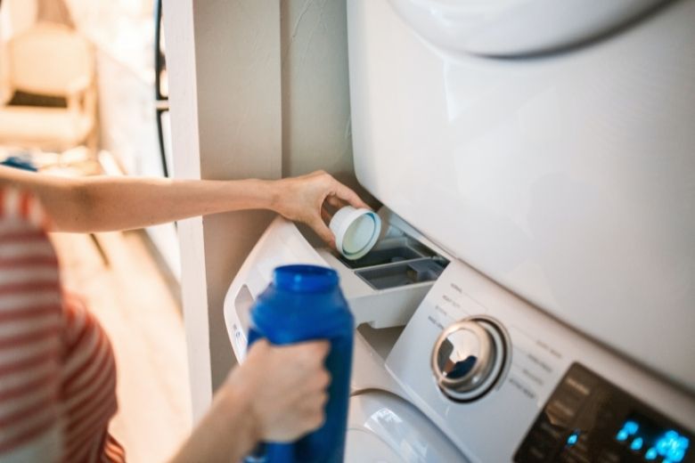 Aha! Dit is waarom donkere kleding vaak stinkt na het wassen