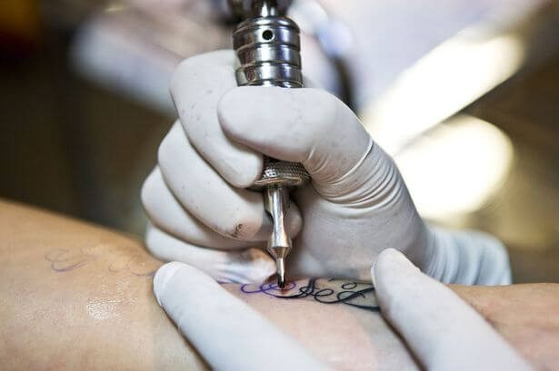 HEFTIG: Deze vrouw liet de naam van haar vriend op haar voorhoofd tatoeëren!