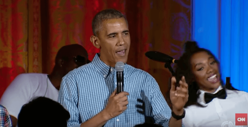 VIDEO: Obama zingt voor zijn jarige dochter! Dit maakt je dag goed; wat schattig!