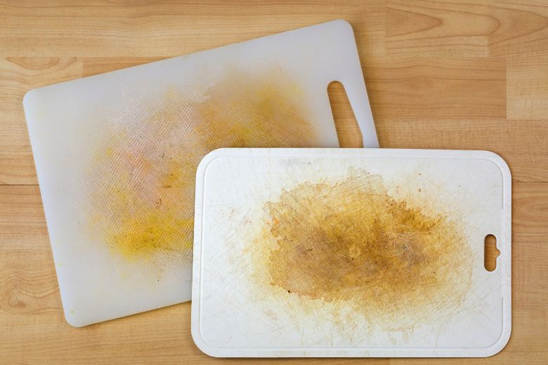 Hardnekkige vlekken in plastic snijplank? Zo kom je ervan af