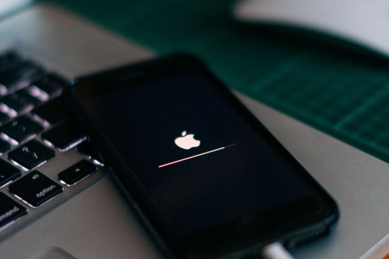 Zó zorg je ervoor dat de zoekbalk op je iPhone weer bovenaan staat