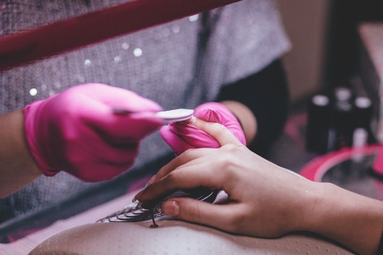 Vrouw met coronavirus verlaat quarantaine om haar nagels te laten doen
