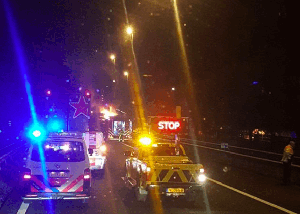 Verschrikkelijk.. A15 uren afgesloten na dodelijk ongeval met vrachtwagen