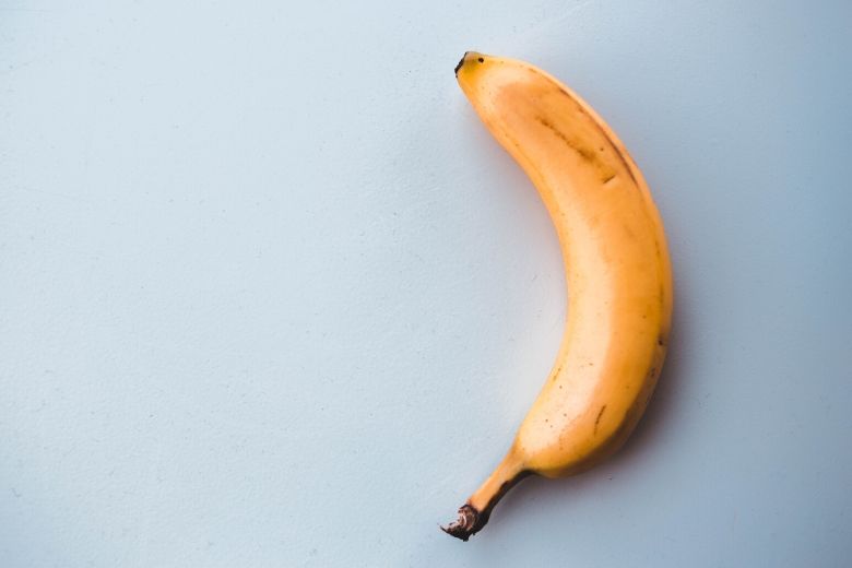Dit is waarom je elke ochtend met een glas warm water en een banaan zou moeten beginnen