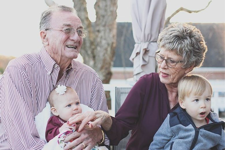 Onderzoek onthult: kinderen die opgroeien met hun grootouders zijn gelukkiger