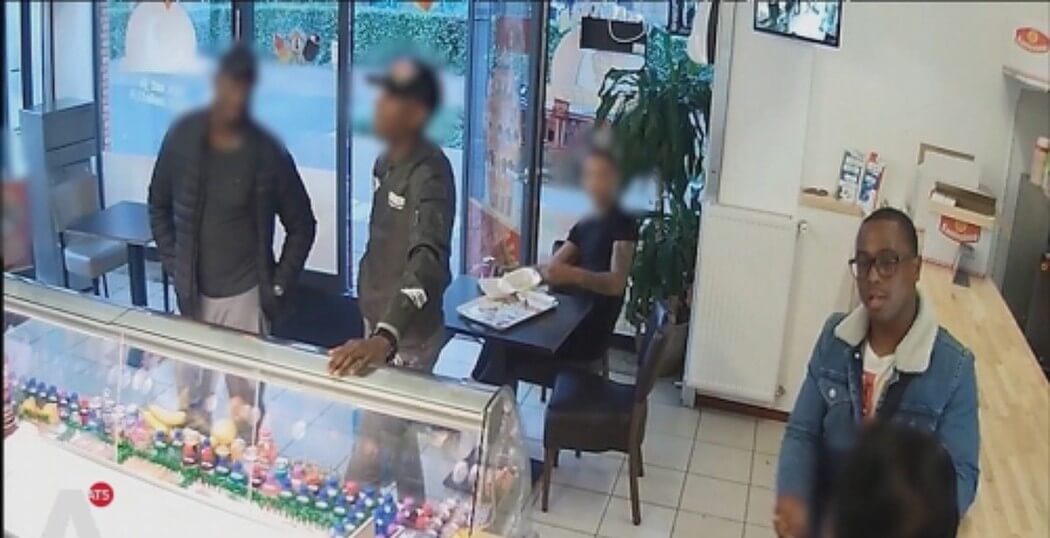 Bizar: deze klant ramt de heel boel in elkaar in een Amsterdamse snackbar, omstanders doen niks en lachen er zelfs om!