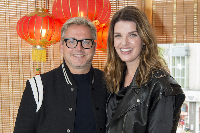 Hilarisch: Guus Meeuwis en Manon Meijers delen foto met flinke 'bling'