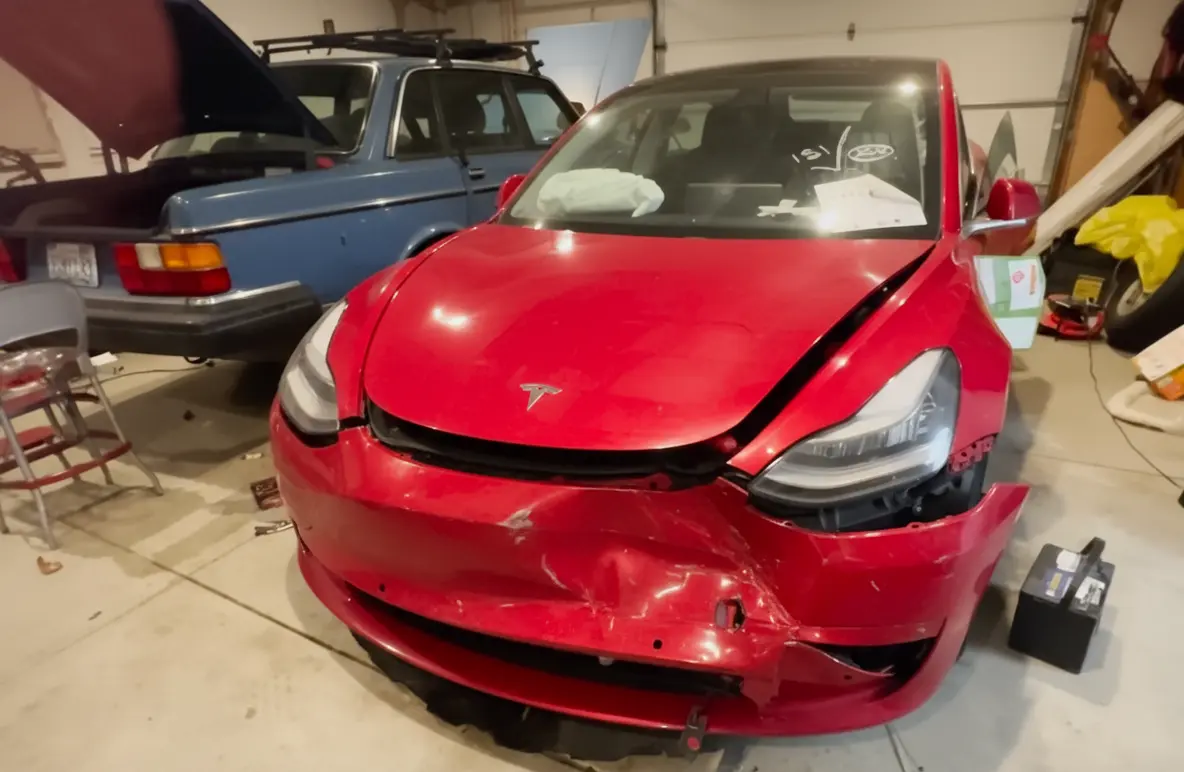 Tiener herstelt gecrashte Tesla - ontdekt dan iets totaal onverwachts