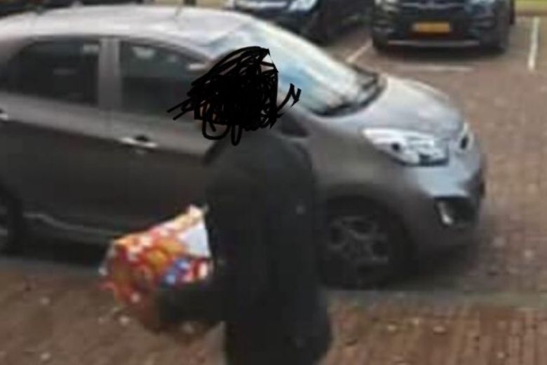 Sintcadeaus worden gestolen, politie brengt zak vol nieuwe pakjes langs