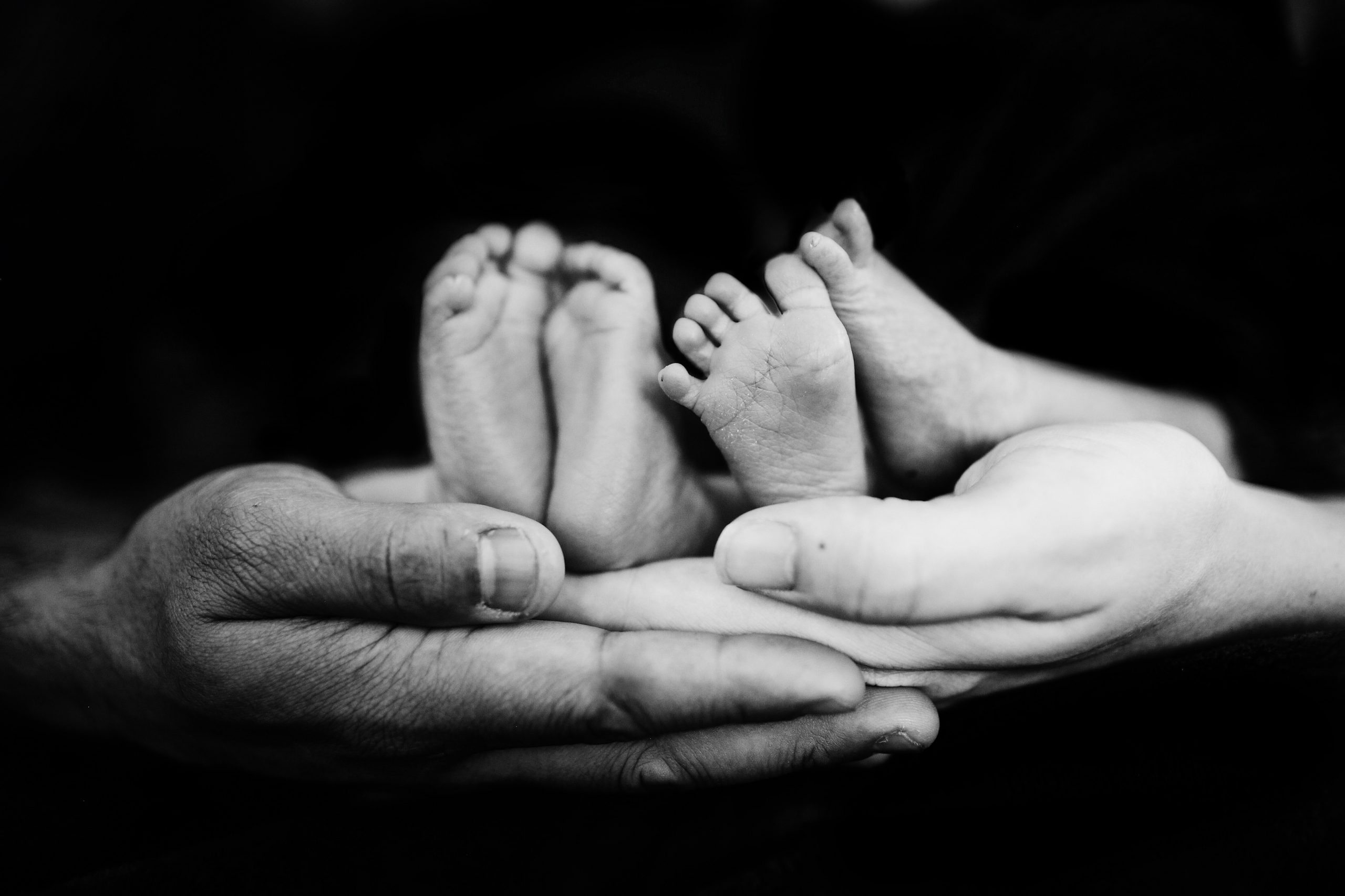 Tweelingzussen bevallen op dezelfde dag, dokter is verbaasd wanneer hij de baby's ziet