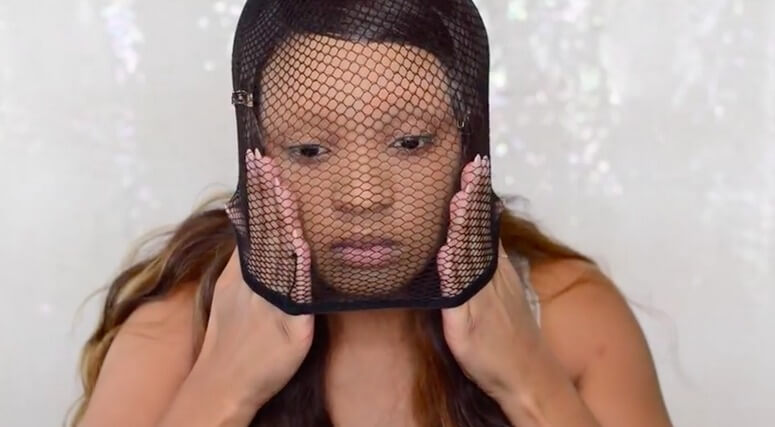WOW: Moet je zien wat er gebeurt als deze vrouw een visnetpanty over haar hoofd trekt! Ongelofelijk mooi dit!