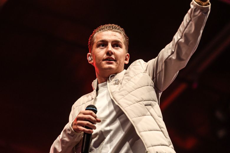 Aiii: Mart Hoogkamer opnieuw van podium na bierdouche