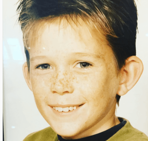 Rara, wie is dit: herken jij de bekende presentator op deze ondeugende jeugdfoto?