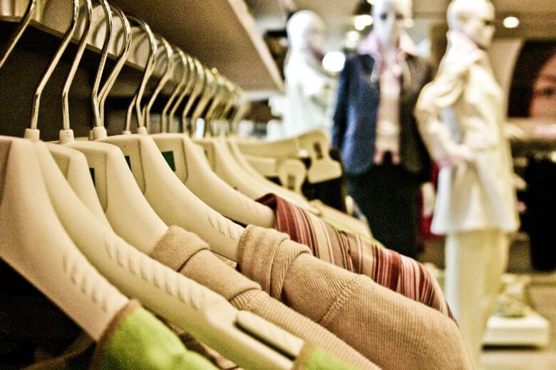 Jakkes! Dit is waarom je kleding altijd eerst moet wassen na aankoop!