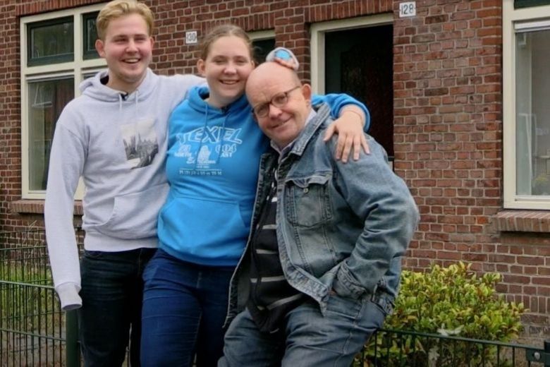 Rijk stel uit Steenrijk, Straatarm betaalt schulden arm gezin in één klap af 