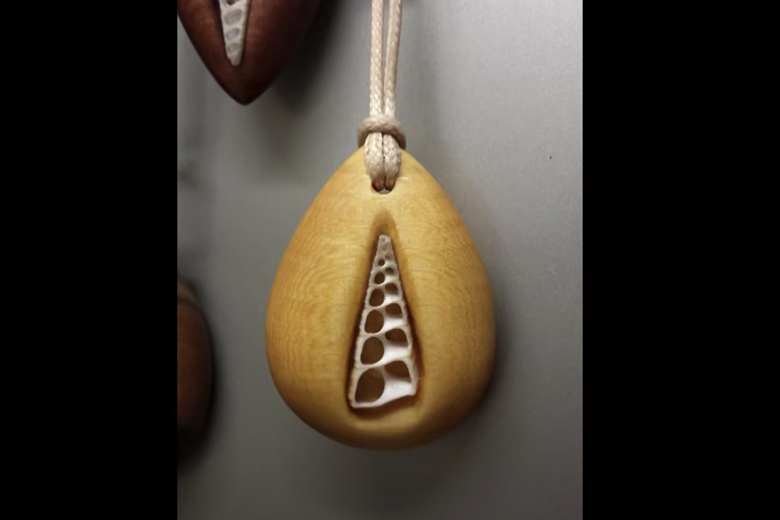 Man knutselt ketting voor zijn vriendin, ze is stomverbaasd als ze ontdekt wat erin zit