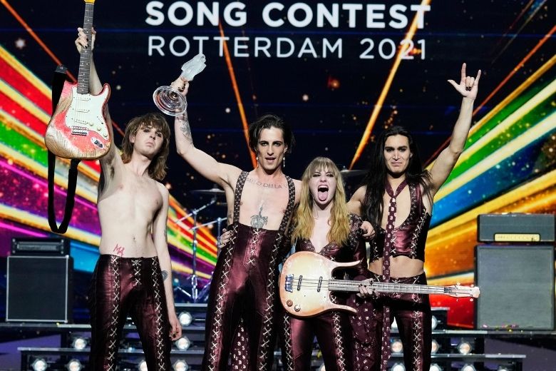 Songfestivalwinnaar Måneskin weer in Nederland: honderden fans verzamelen zich
