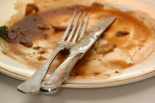 DEZE vier dingen kan je beter nóóit doen na het eten! Wij doen #1 normaal altijd....!