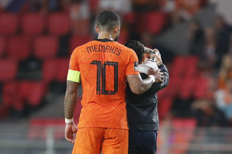 Boete en stadionverbod voor 13-jarige selfiemaker met Memphis Depay