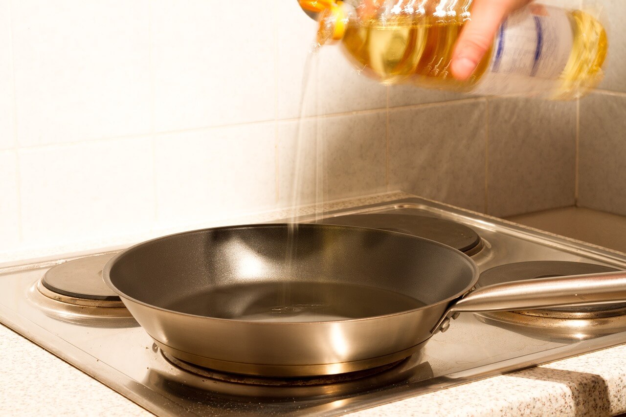 Eindelijk antwoord: moet je olie nu in een hete of juist in een koude pan doen?