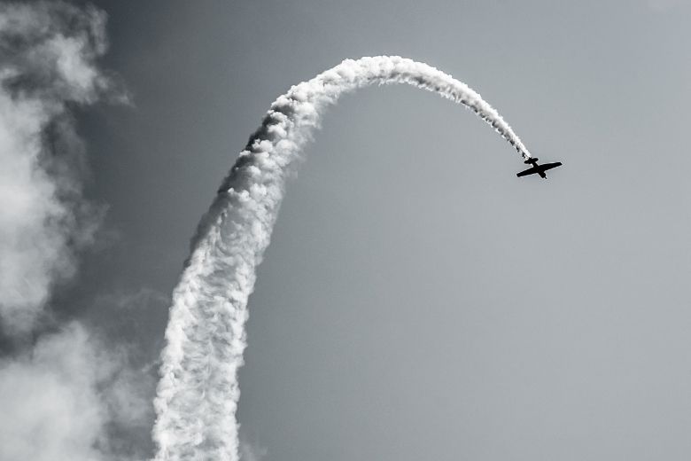 Zien: Duitse piloot ‘tekent’ gigantische injectiespuit in de lucht 