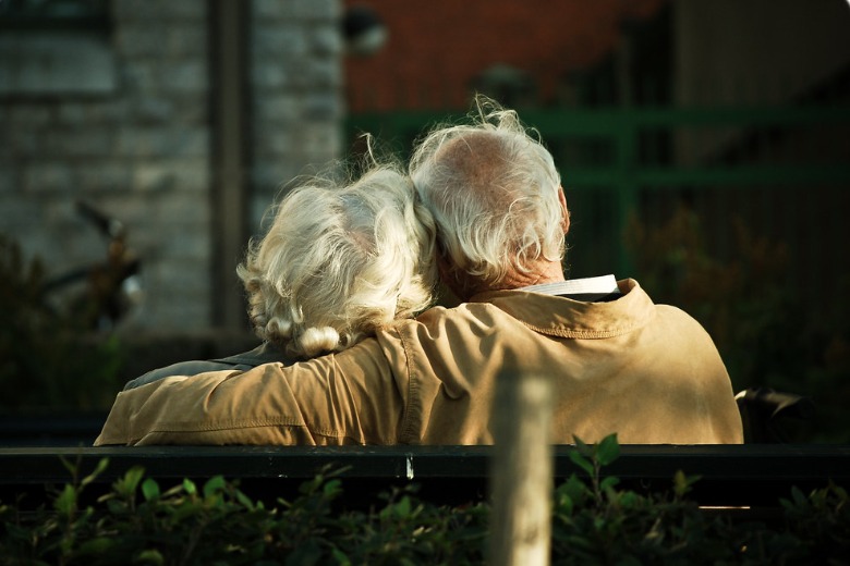Ultiem liefdesverhaal: man en vrouw zijn 65 jaar samen en sterven hand in hand