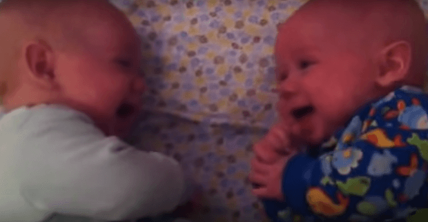 Deze schattige tweeling-baby's liggen uitgebreid met elkaar te kletsen, wat ongelofelijk schattig!