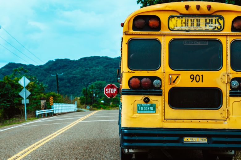Oeps: 4-jarig meisje na schoolreisje vergeten in bus