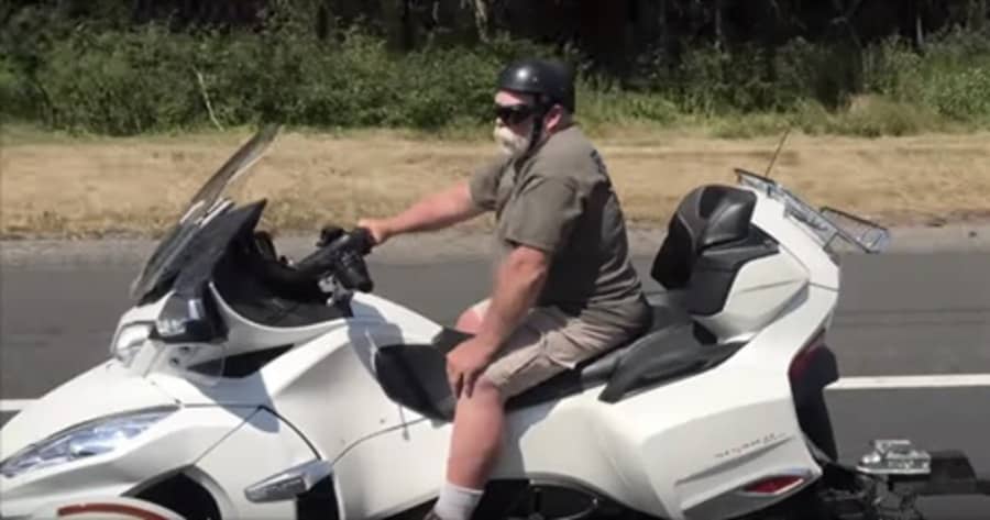 Kijk eens wat hij achter zijn motor heeft, geweldig om te zien!