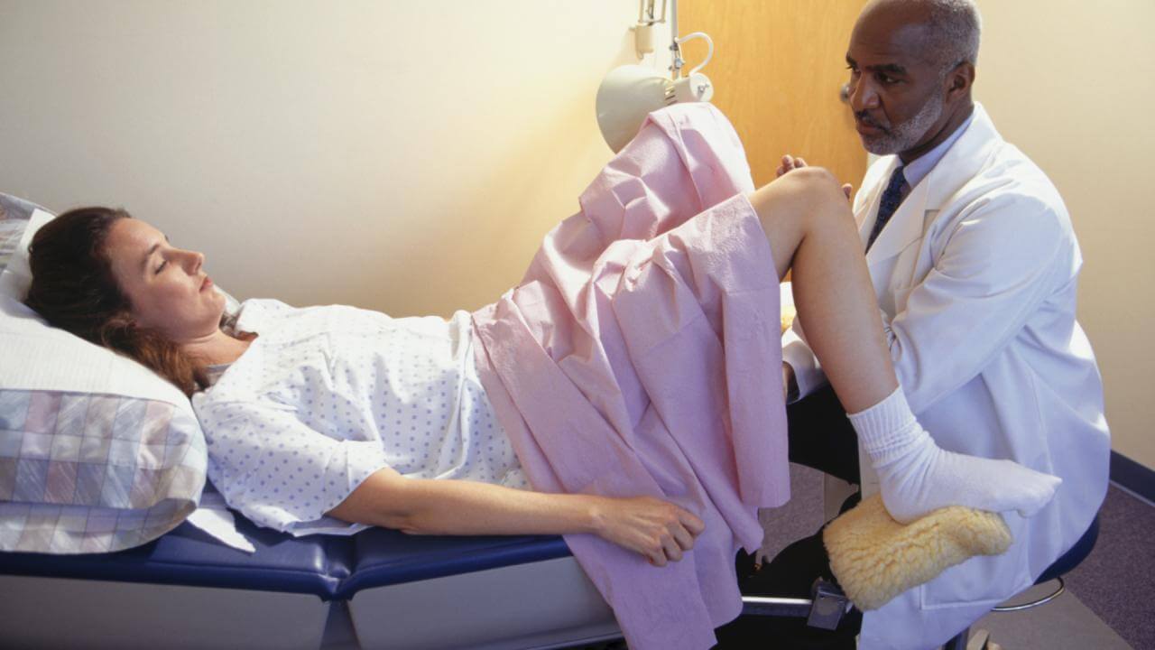 Deze moeder overlijdt doordat de dokter een verschrikkelijke ziekte verzwijgt. Schandalig dit!