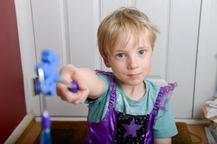 Verschrikkelijk wat deze bezorger tegen dit jongetje in een feeënjurk zegt.. Wanneer stopt dit?