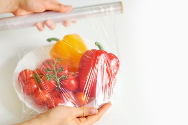 Aha! Met dit trucje wordt plastic folie gebruiken veel makkelijker