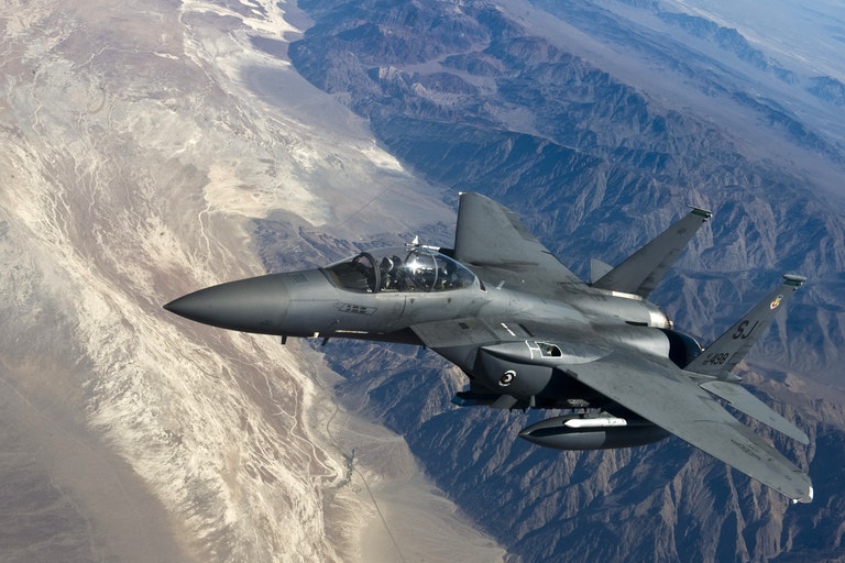 Deze F16-piloot was maanden weg van huis, hij schrikt wanneer hij zijn vrouw weer ziet