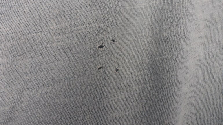 ZO kun je die kleine gaatjes in kleding repareren en er komt geen naald aan te pas!
