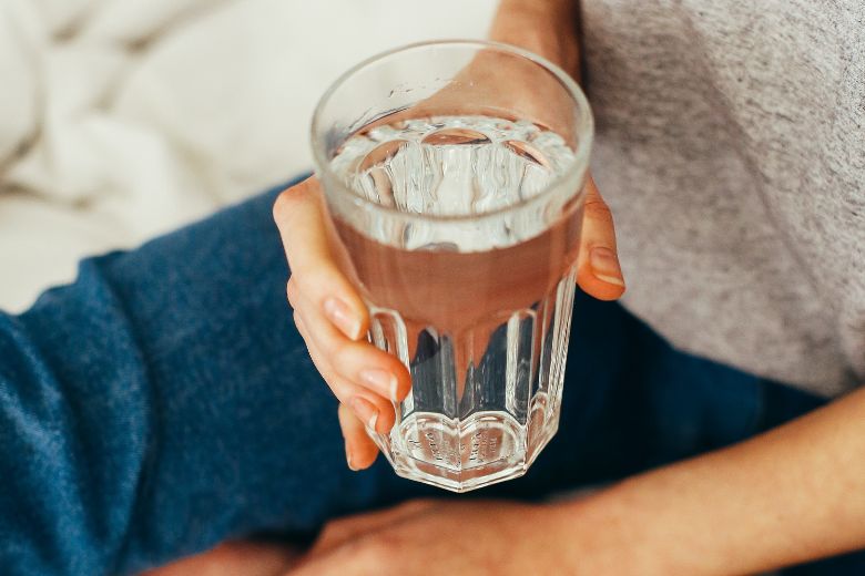 Handig: dit trucje met je vinger vertelt of je meer moet drinken