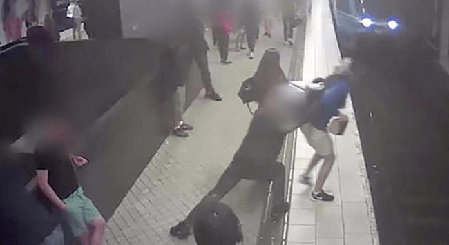 Onvoorstelbaar wat Lucas overkwam... Hij werd uit het niets door een vreemde voor de metro gegooid!
