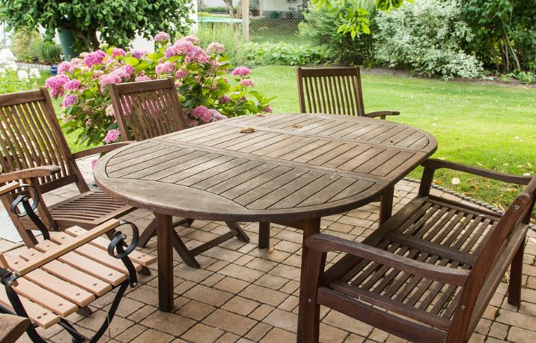 Met deze truc haal je gemakkelijk deuken uit je houten meubelen