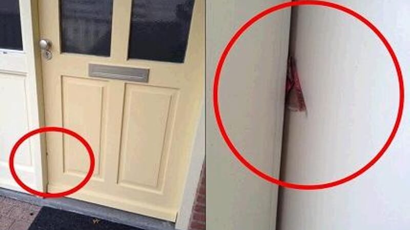 De politie waarschuwt voor stukjes karton tussen de voordeur! Heb jij er één? Bel dan onmiddellijk de politie!