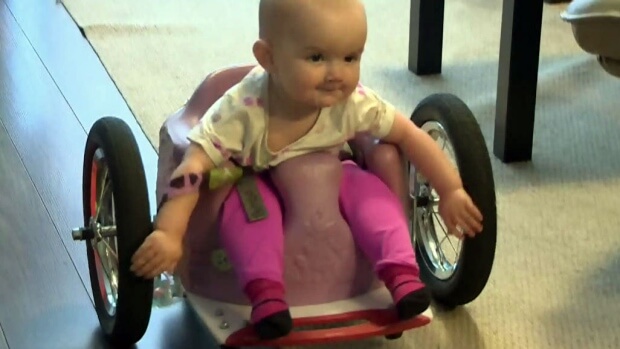 VIDEO: deze fantastische vader maakt een rolstoel voor zijn verlamde baby, wat een held!