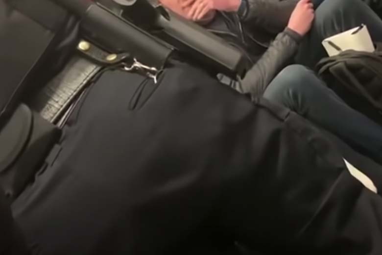 Asociale passagier wordt hard aangepakt door rest van de trein
