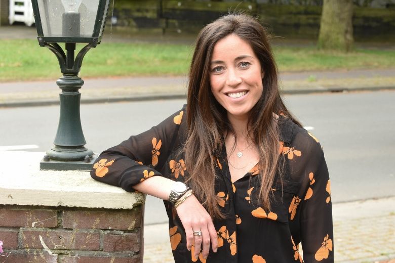 Naomi van As deelt prachtige kiekje van dochtertje Kae met ondeugende blik
