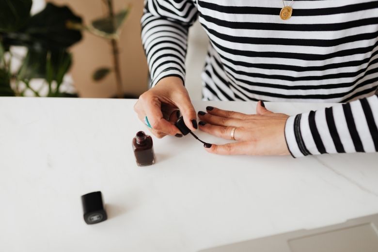 Handig! Op déze manier zal jouw nagellak veel minder snel afbladderen