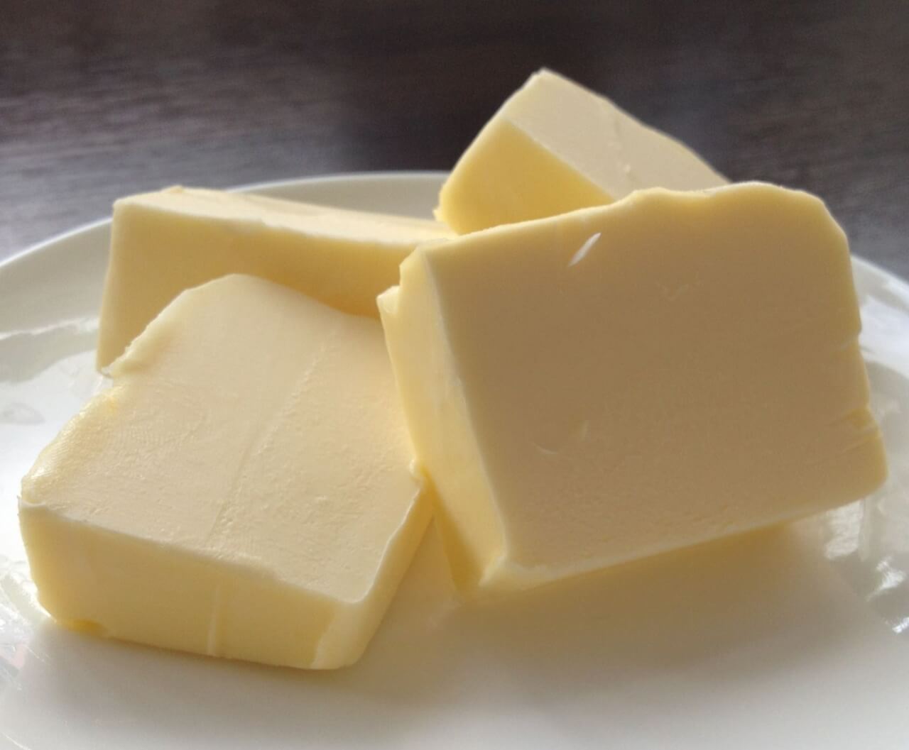 Roomboter is een stuk beter voor je dan men je doet geloven, margarine daarentegen... Lees hier waarom roomboter het wint van margarine!