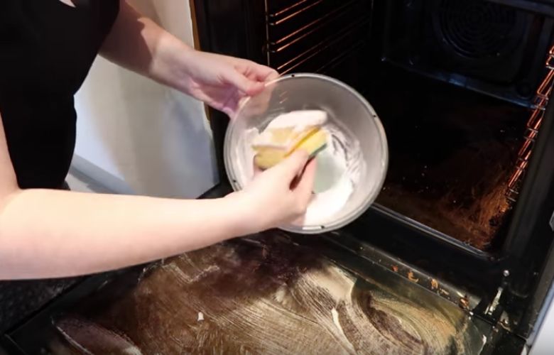 Vieze ovendeur? Volgens deze vrouw werken deze 3 ‘wondermiddelen’ geweldig
