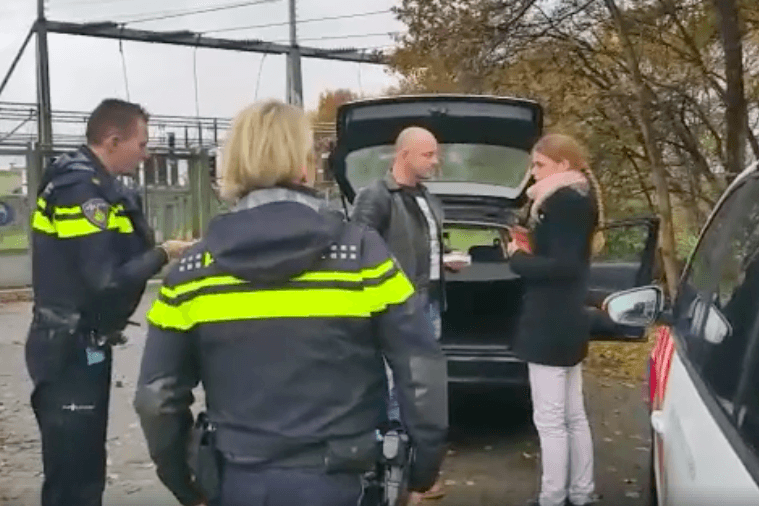 Man vraagt zijn vriendin ten huwelijk met hulp van politie Almelo